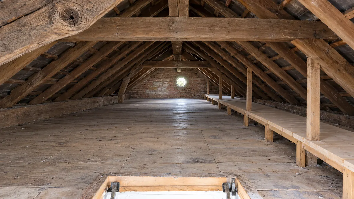 Avant : Isolation de combles perdus par soufflage, état initial illustré
